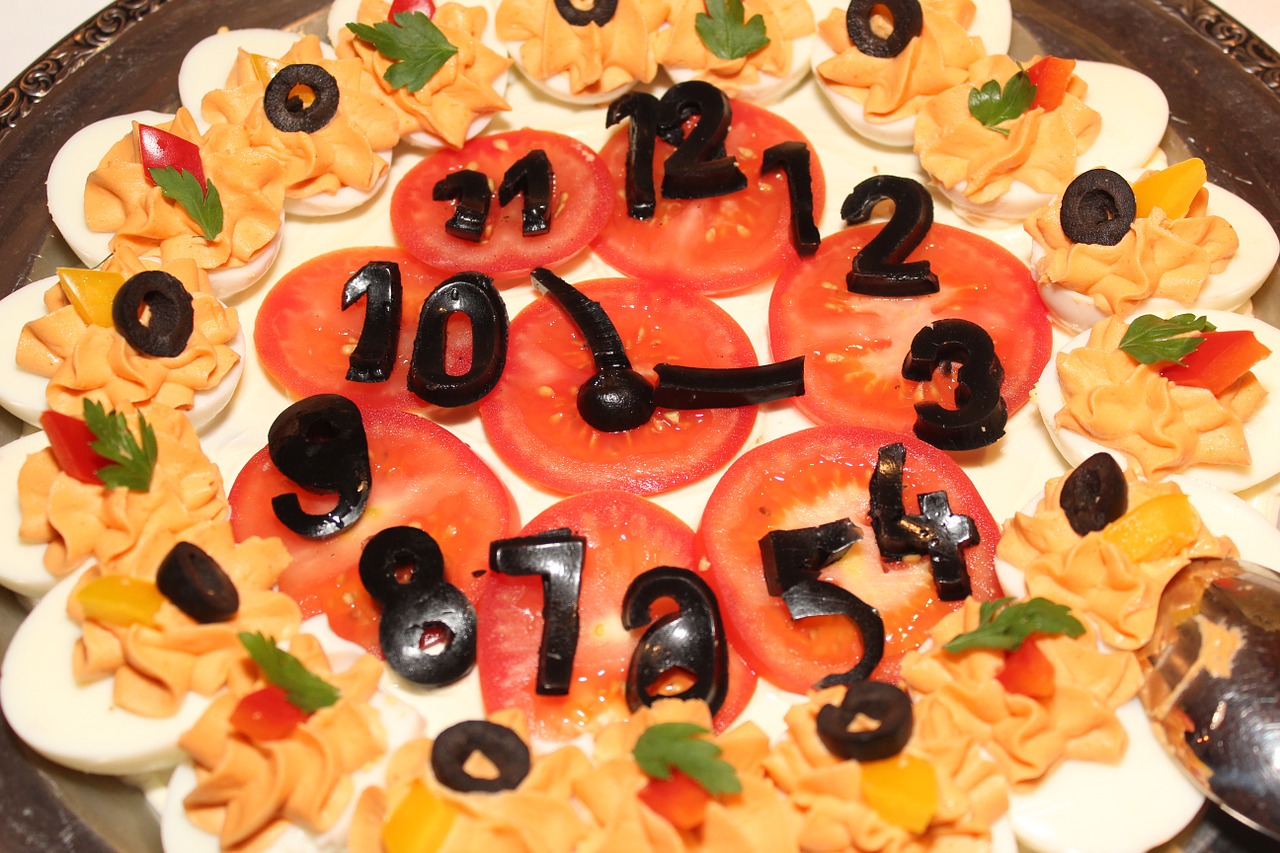 Ad ogni cibo il suo orario! Quando è meglio mangiare la frutta, il cioccolato, le noci o la carne?