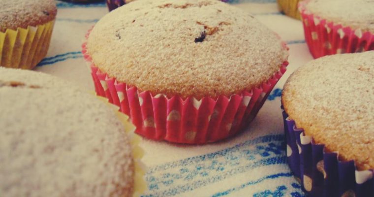 Muffin integrali al tè verde con gocce di cioccolato fondente – ricetta senza uova e senza burro