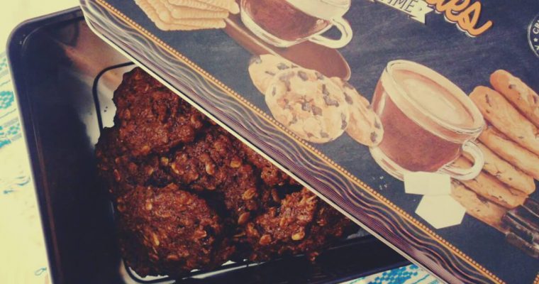 Biscotti rustici al cacao con avena, farina integrale e uvetta – ricetta light senza uova e senza burro