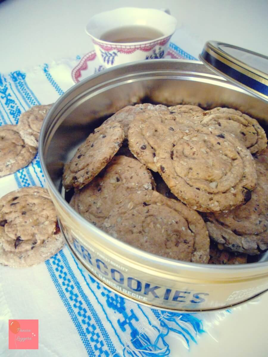 biscotti-integrali-di-farro-con-fiocchi-di-avena-cioccolato-mandorle-e-uvetta