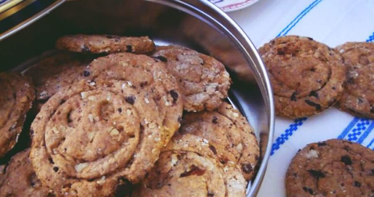 Biscotti integrali di farro con fiocchi di avena, cioccolato, mandorle e uvetta – ricetta facile senza uova e senza burro