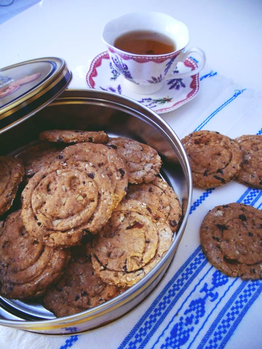 Biscotti integrali di farro con fiocchi di avena, cioccolato, mandorle e uvetta – ricetta facile senza uova e senza burro