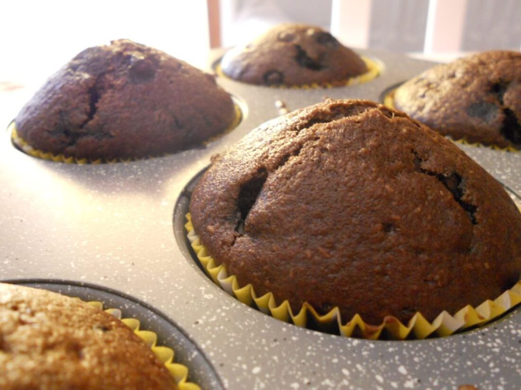 muffin integrali vegani al caco con mirtilli senza lievito